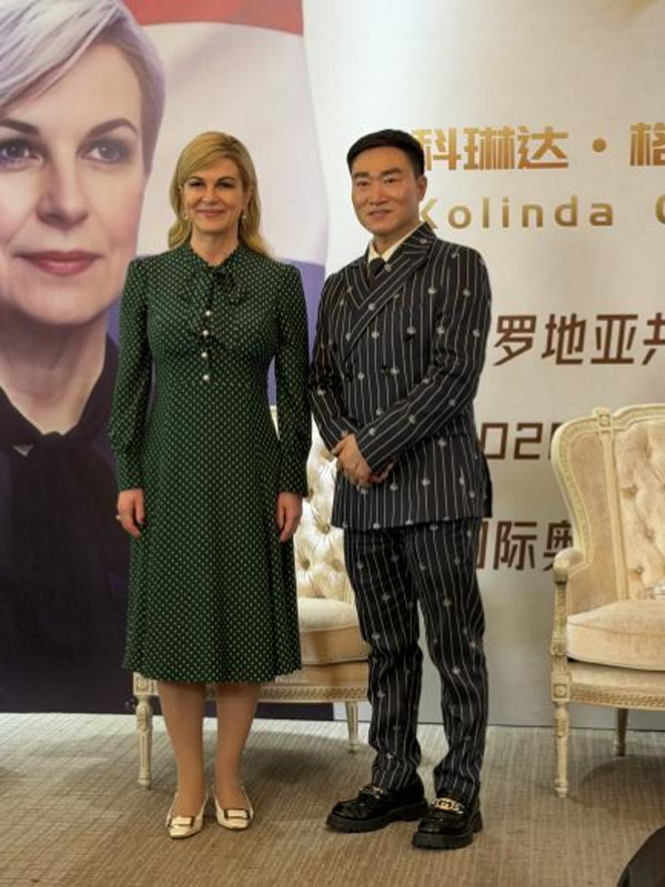 克罗地亚共和国前总统、克罗地亚共和国历史上首位女总统科琳达·格拉巴尔·基塔罗维奇(左)世界企业家协会主席王余根博士(右) 克罗地亚共和国前总统、克罗地亚共和国历史上首位女总统科琳达·格拉巴尔·基塔罗维奇(左)世界企业家协会主席王余根博士(右)
