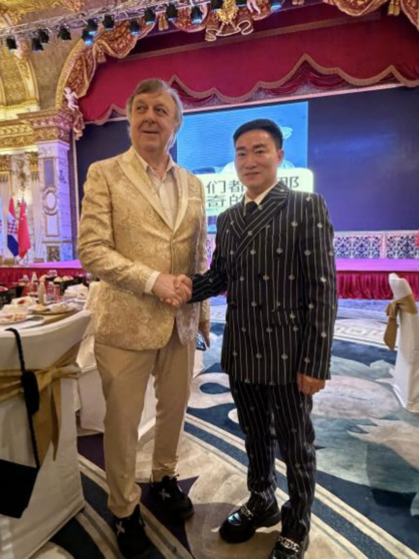联合国教科文组织前副总干事国际创意与可持续发展中心咨询委员会主席汉斯·道维勒(左)世界企业家协会主席王余根博士(右) 联合国教科文组织前副总干事国际创意与可持续发展中心咨询委员会主席汉斯·道维勒(左)世界企业家协会主席王余根博士(右)